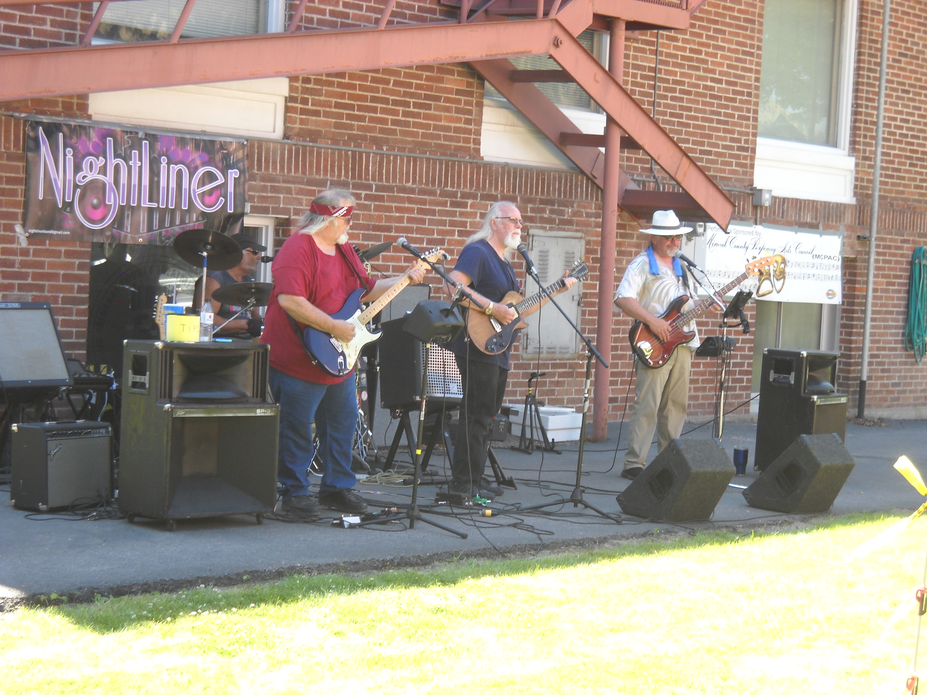Nightliner jams it up